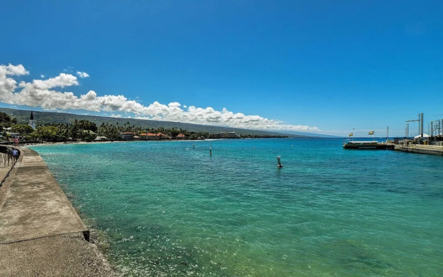 Downtown Air Conditioned Condo: Walk to Beaches