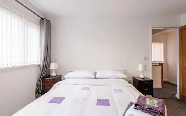 4 bed House - Private Garden - Free Parking