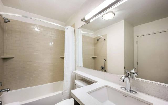 Sonesta Simply Suites Phoenix Tempe