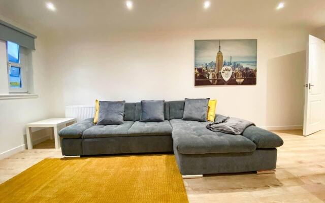 Large Modern 3 Bedroom Apt With Free Parking