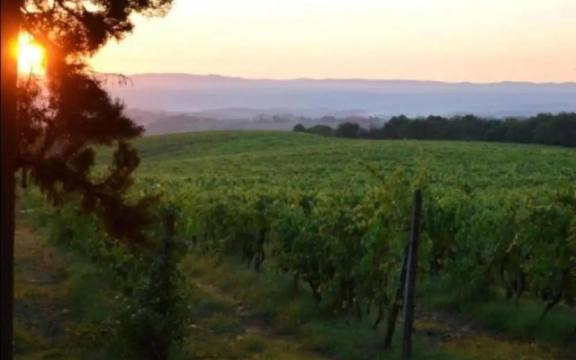 Tranquil Lakeside Stay for 4 Guests