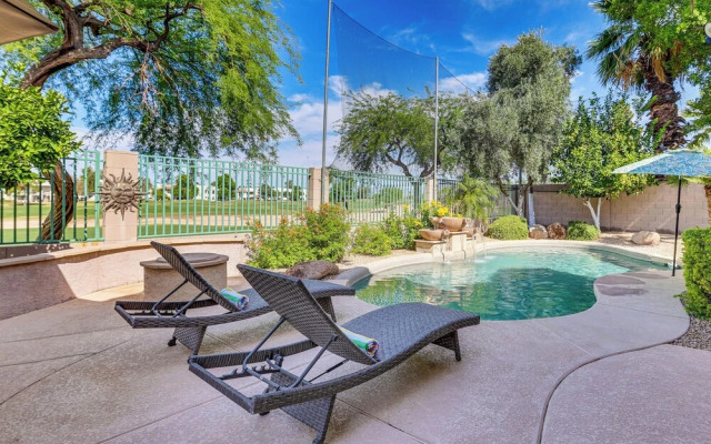 Pool & Putting Green: Goodyear Home on Golf Course