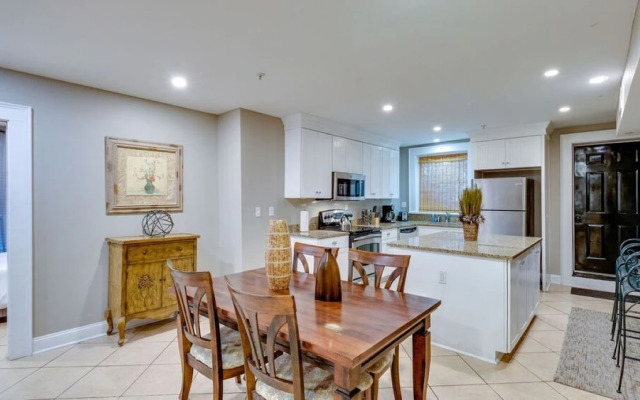 4 BR Beauty blocks from the River