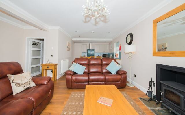 Maple Cottage With Hot Tub Near Cupar, Fife