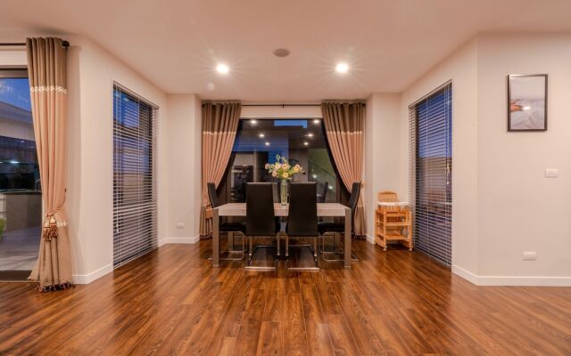 LongBay Spacious Luxurious 5 Bdrm House