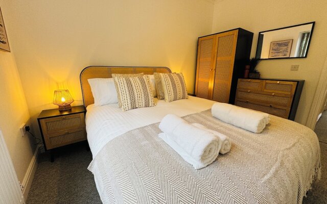 Spacious One Bed Apt With Scenic Views