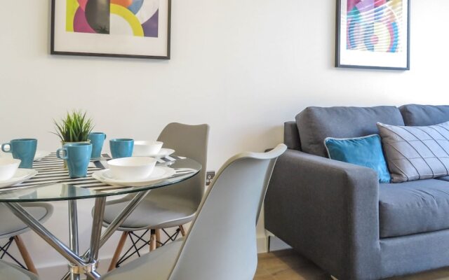 Tudors eSuites Canal Side Apartment