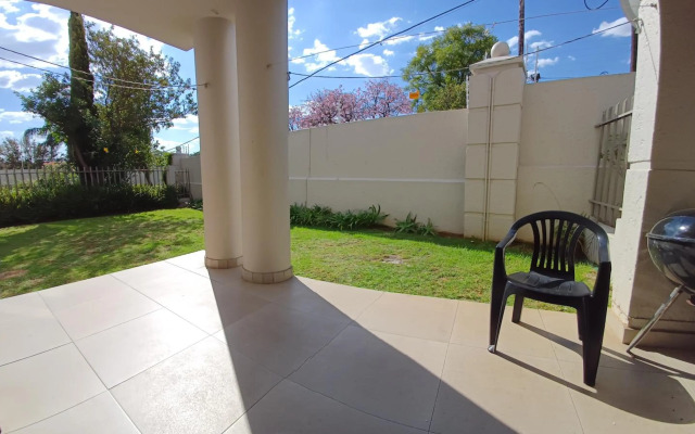 Mount Royal - 32 Large 1 bed with balcony upstairs