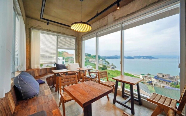 Groove-in Cafe Pension
