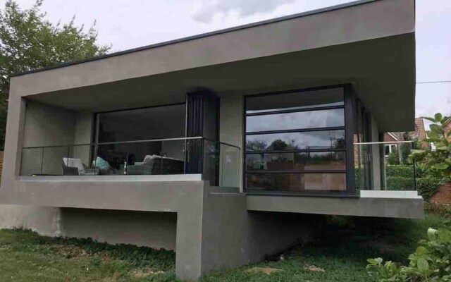 Modern 2 bed House With River Access and Boat Hire