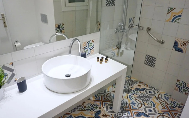 Spacious Modern Apt in Athens near Metro