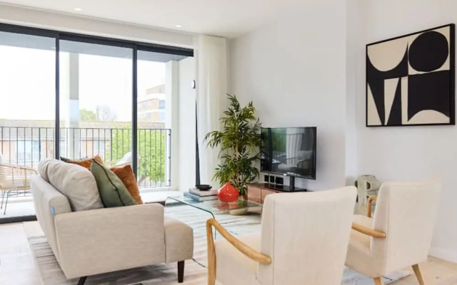 The Brondesbury Hideaway - Stylish 3bdr Flat With Balcony Parking