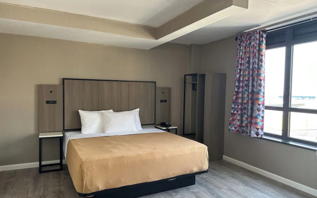 Regal Inn & Suites New York LaGuardia Hotel
