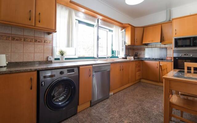 Aroeira Villa Sleeps 10 With Pool