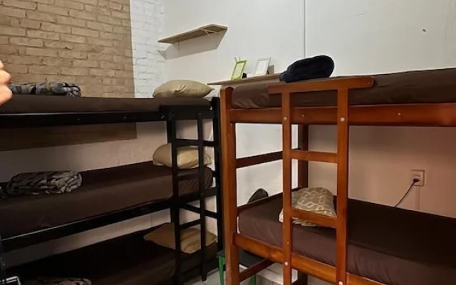 Pinheiros Hostel e Food