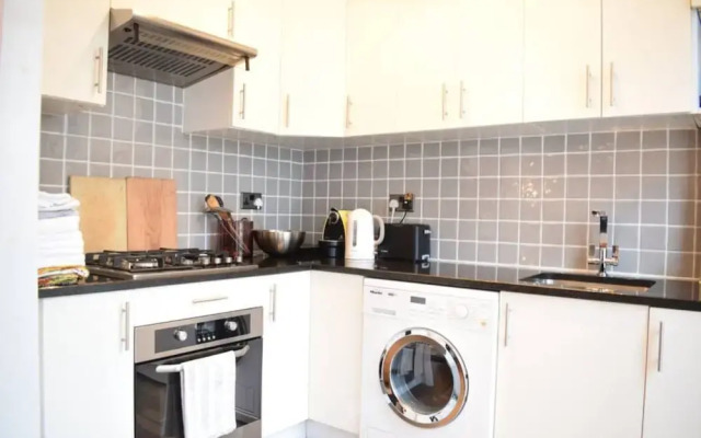 West Kensington Stunning 2 Bedroom Flat With Balcony