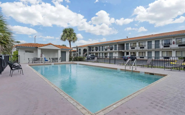 Quality Inn & Suites Orlando East - UCF Area