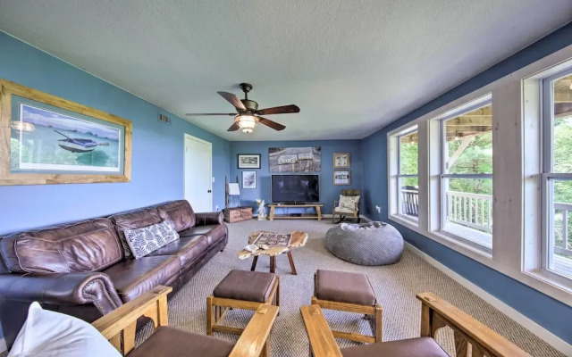 Treetop Hideout w/ Long-range Mountain Views!