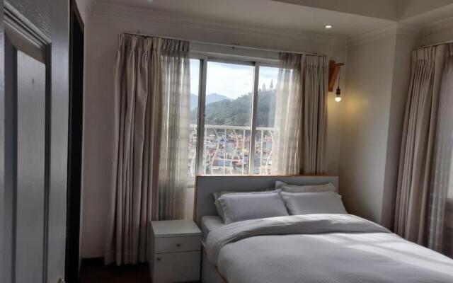 Apartment 7D,Retreat