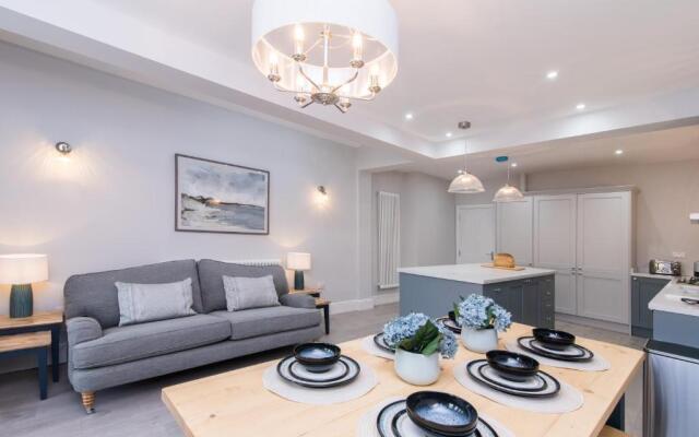 Enfield House - Charming, Modern and Light 4bed