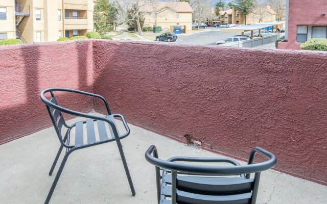 2 BR Apt w/ Pool, Laundry & Wifi by Frontdesk