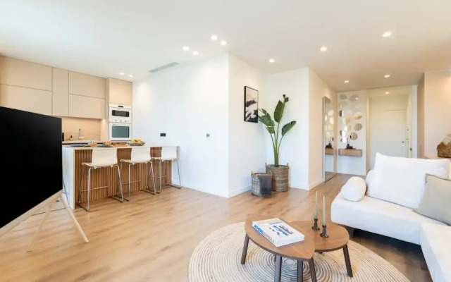 2-bd Luxury Apt Sea View Balcony Near the Beach
