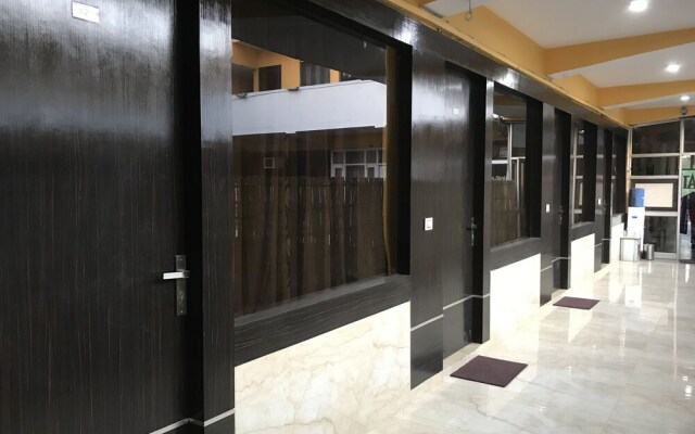 OYO 27864 Hotel Samrat