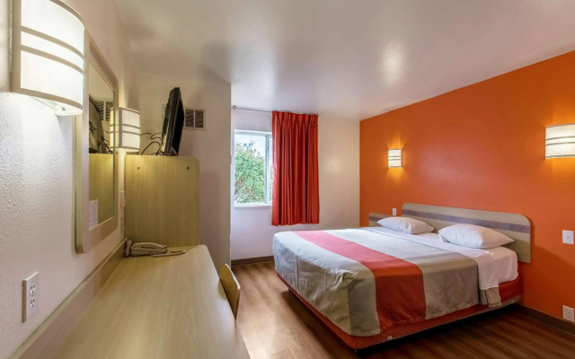 Motel 6 Baraboo, WI - Lake Delton