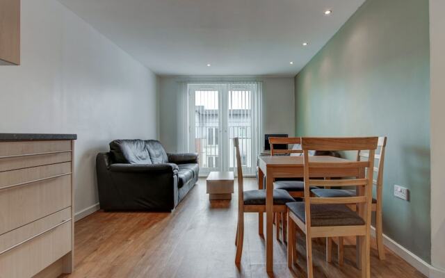 Bright & Modern 2-bedroom Flat - Sleeps 4