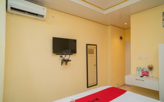 RedDoorz Plus Syariah near Pasar Turi