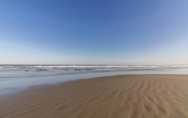 Linda Casa! Acesso privado praia Guaratuba(50mts)