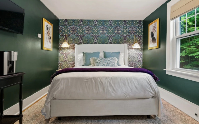 The Aurora Inn & Cottages