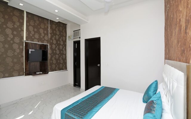 OYO 12673 The Diplomat Inn