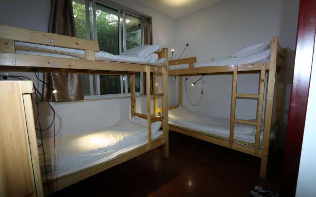 Westlake Hostel Man Juelong branch