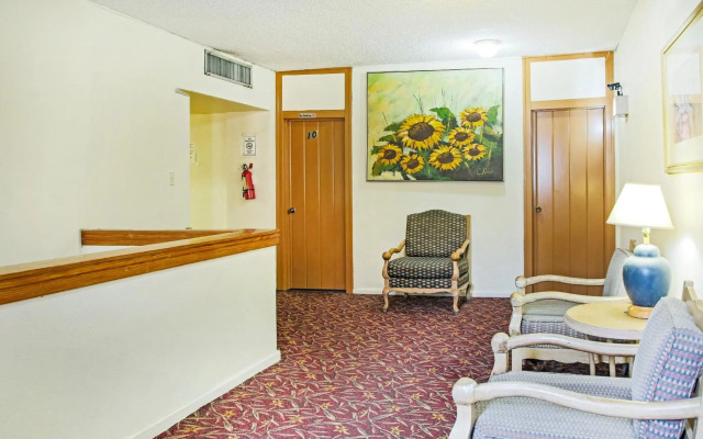OYO Cameron Historic Hotel Brownsville I-69E