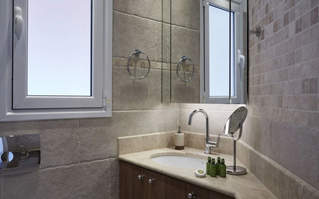 Fabulous 3 Bedroom Apartment near Kalimarmaro