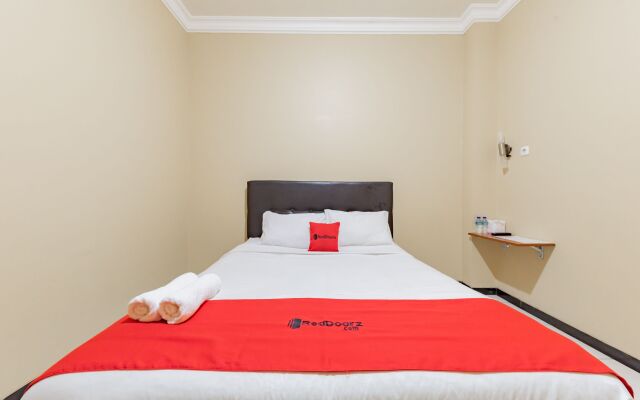 RedDoorz @ Pahlawan Street