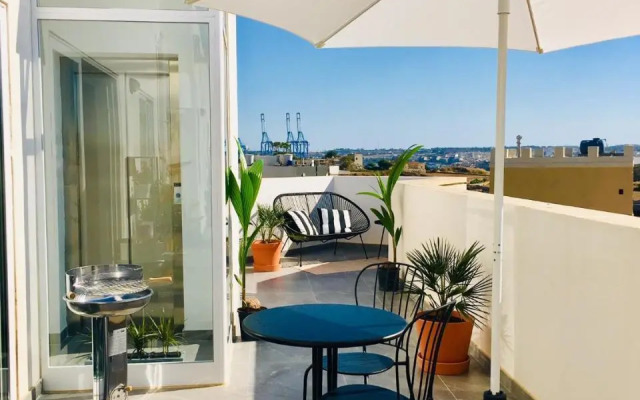 Deluxe Penthouse Charming Location Rooftop Views