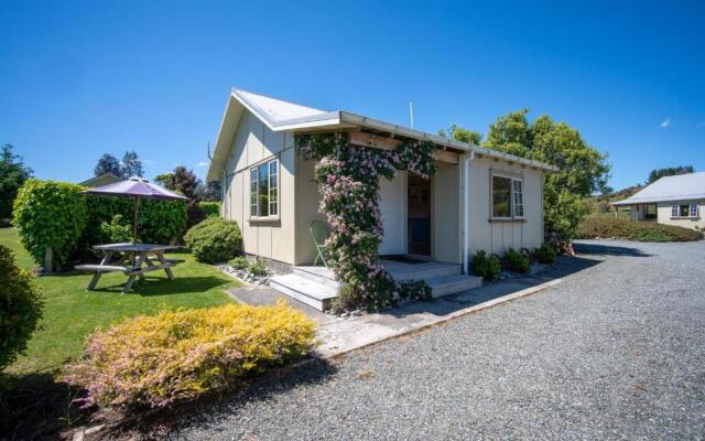 Blue Thistle Cottages – Outside – Te Anau