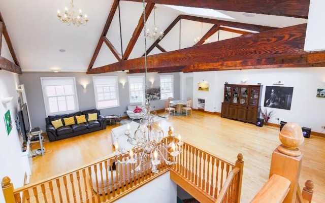 Specious Family Kensington 5-bed House, Sleeps 12