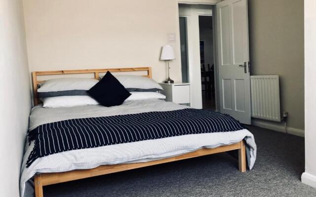 Large central Falmouth apartment with views and parking