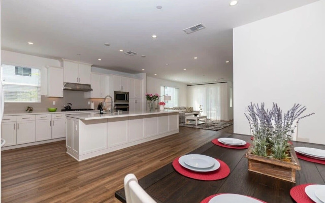 Master Bedroom With King Bed Central Location