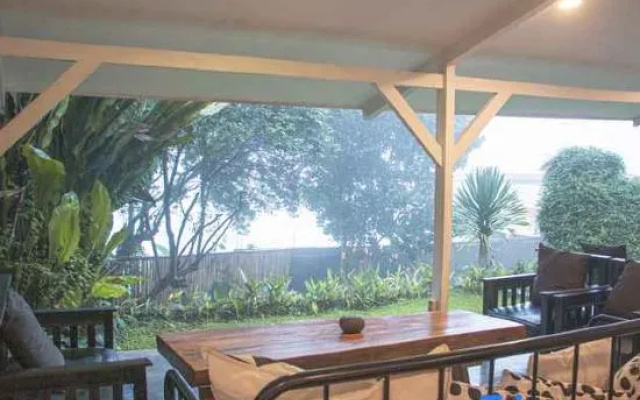 Villa Memory Modern White Open Kitchen – Restaurant – Cisarua