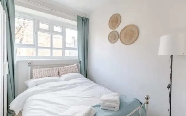 Cosy 4BD Flat W/private Balcony - Nine Elms!