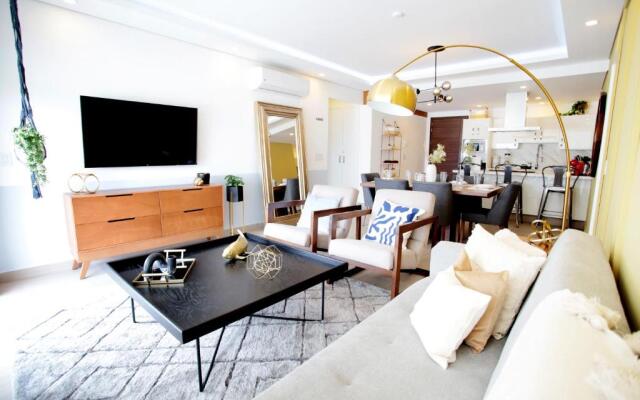 RealLuxe Stylish apartment with pool and gym