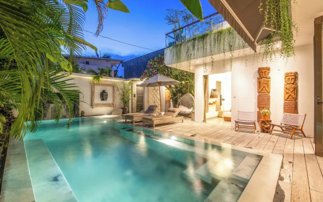 Luxury 4BR Haven, Steps to Canggu's Beach Elegance