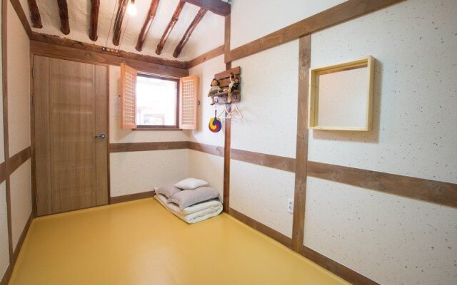 Jeonju Golmokgil Guesthouse