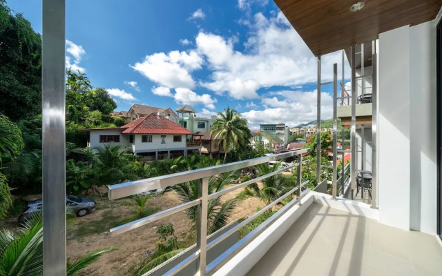 Vibrant Beach Life at Kata Villa UTK4