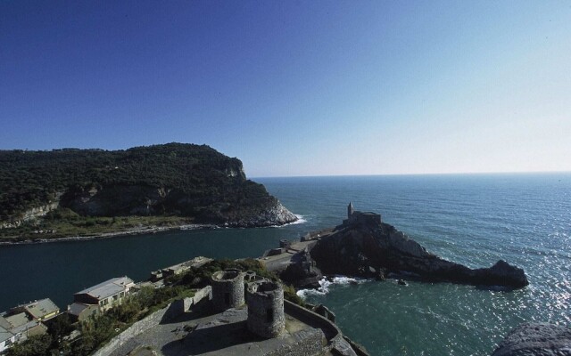 20 km from the 5 Terre, in a small town, 3-room apartment, terrace with view
