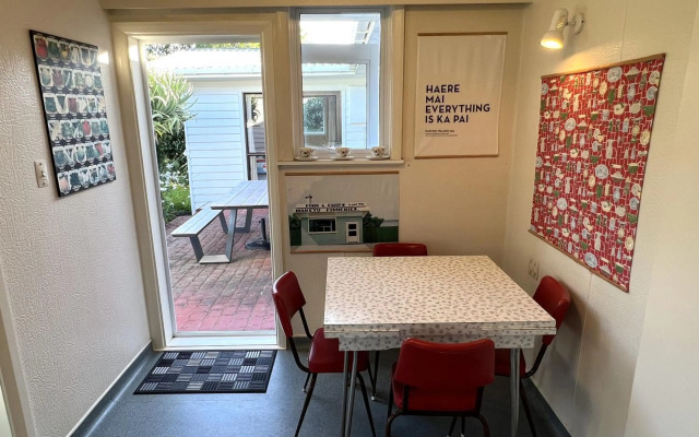 Tranquility Base - Waikanae Beach Holiday Home